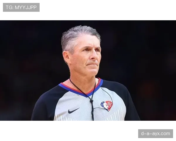 丹麦门将神勇扑救引爆热议，超凡实力引全球关注