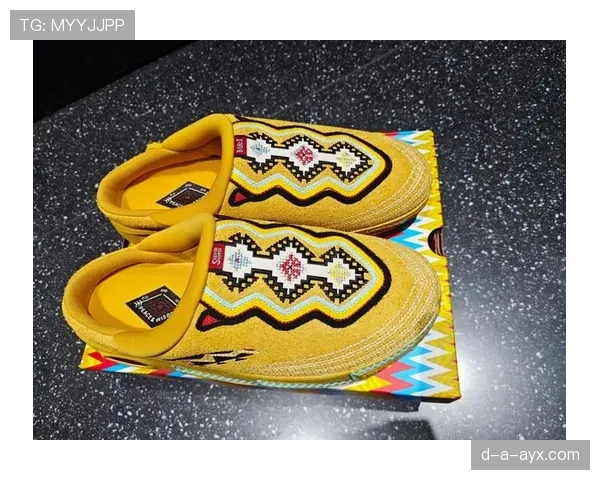 欧文穿着拖鞋出门，旁边豪车队伍直接成了背景板笑话